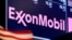Logo ExxonMobil terlihat di lantai Bursa Efek New York. (Foto: AP)