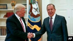 Le président Donald Trump salue le ministre russe des affaires étrangères Sergey Lavrov à la Maison Blanche à Washington, 10 mai 2017.