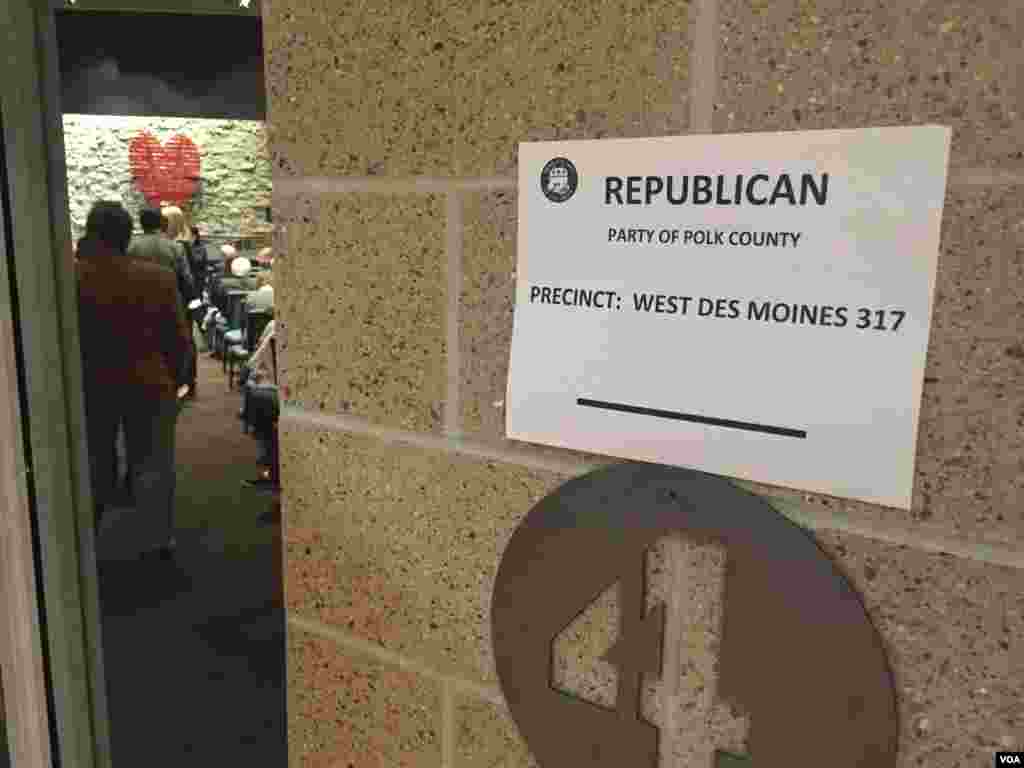 共和党党团会议选举选民在西得梅因一个教堂参加活动