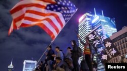 香港民众汇集在中环爱丁堡广场挥舞美国国旗举行感恩节集会。（2019年11月28日）