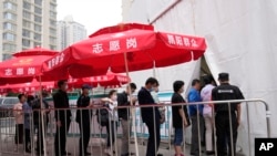 北京市居民排队接种新冠疫苗。（美联社6月2日照片）