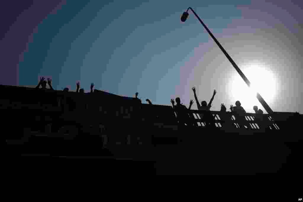 埃及被推翻的总统穆尔西的支持者10月4日在开罗举行的一场抗议中高呼反对埃及国防部长的口号。