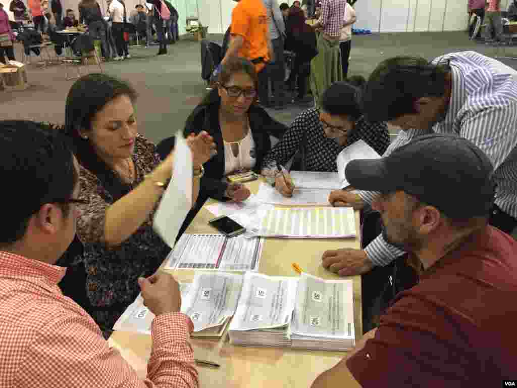 با اختلاف شصت هزار رای، ۵۰.۲۲ درصد توافق صلح دولت با شورشیان فارک در کلمبیا را رد کردند. حالا دولت باید دوباره با شورشیان مذاکره کند.