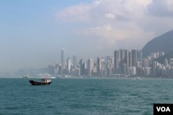 从美国航母上遥望香港(美国之音记者申华拍摄)