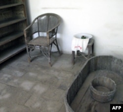 毛泽东喜爱游泳和洗澡，这是延安毛旧居内的木制澡盆