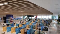 福建一家体育用品公司的员工食堂，用餐区用隔板隔开，避免员工用餐传染呼吸道疾病