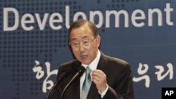 Sekjen PBB Ban Ki-moon berpidato dalam upacara peresmian "Development Alliance Korea", koalisi kelompok-kelompok sipil lokal untuk mempromosikan pengembangan bantuan luar negeri di Kementrian Luar Negeri Korea Selatan, Seoul (13/8).