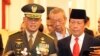 Jenderal Gatot Nurmantyo (kiri) dan Sutiyoso yang baru diangkat sebagai Panglima TNI dan Kepala BIN di Istana Negara (8/7). (VOA/Andylala Waluyo)