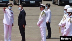 台湾国防部长邱国正在高雄视察海军（路透社2021年4月13日）