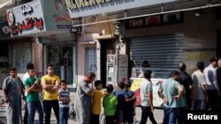 صف فلسطینی‌ها برای خرید نان در خان‌یونس در غزه