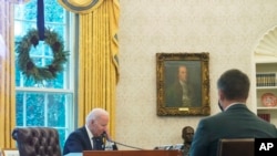 资料照片：拜登总统在与乌克兰总统泽连斯基通电话（2021年12月9号）。