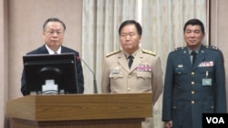 台湾国防部长严明上将(左)等官员在立法院接受质询（美国之音张永泰拍摄） 
