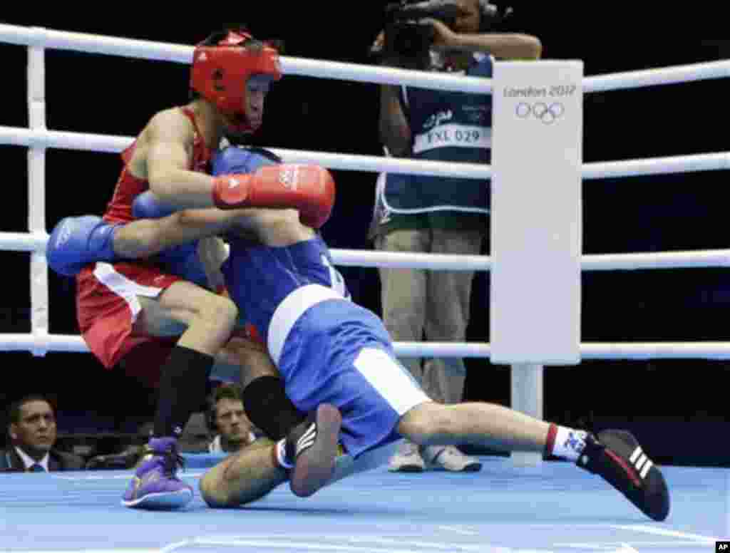 Solda Yaponiya təmsilçisi Satoşi Şimizu, sağda Azərbaycan təmsilçisi Maqomed Əbdulhəmidov. London Yay Olimpiya Oyunları / 1 avqust 2012 