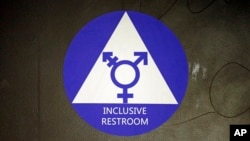 바락 오바마 행정부가 성전환자 학생들의 정서적 보호를 위한 화장실· 락커룸 사용 시행령을 마련한 지난해 시애틀의 네이튼헤일 고등학교에 붙은 '성중립' 화장실 표지. (자료사진)