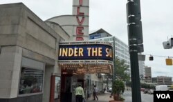 24일 미국 워싱턴 인근 메릴랜드주 실버스프링의 'AFI 실버 시어터' 극장에서 북한의 실상을 다룬 다큐멘터리 영화 '태양 아래(Under the Sun)'가 상영됐다.