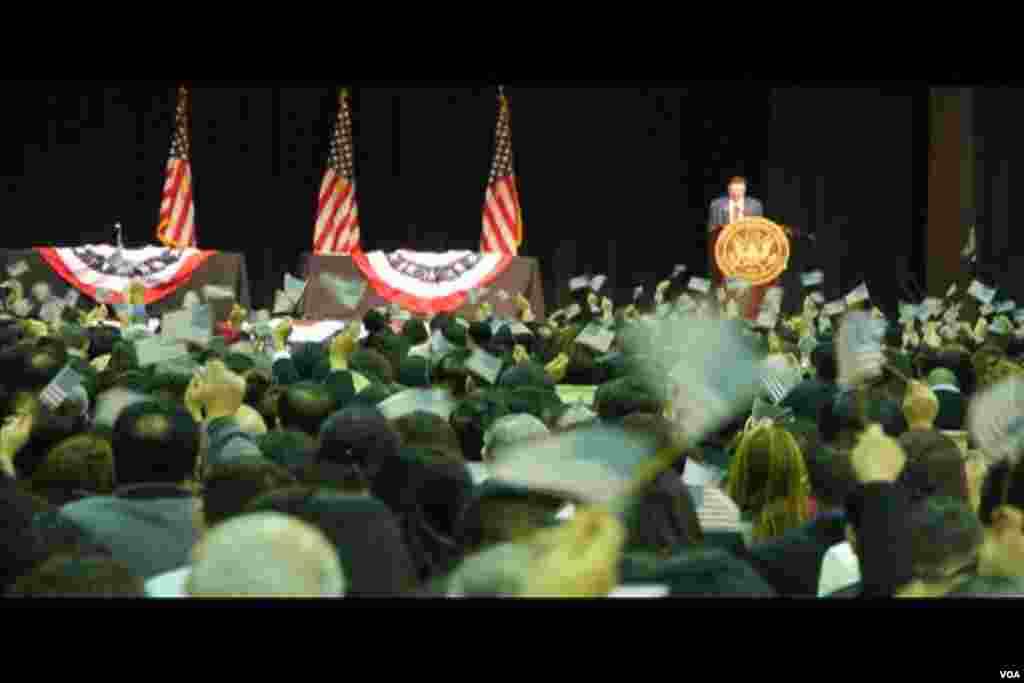 挥动美国国旗的人们(美国之音国符拍摄)