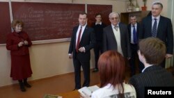 دمیتری مدویدف (نفر دوم از چپ) در بازدید از مدرسه ای در کریمه 