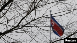 북한의 한 해외 공관에 인공기가 걸려있다. (자료사진)