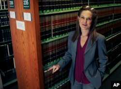 新英格兰法学院客座教授兼律师温迪•墨菲(Wendy Murphy)