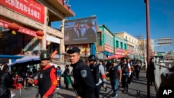 新疆和田2017年11月的当局维稳景象（美联社）