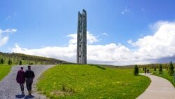 资料照片：2021 年 5 月 8 日，位于宾夕法尼亚州尚克斯维尔的 93 号航班国家纪念馆的游客步行前往“声音之塔”。这座包含 40 个风铃的塔楼向在9/11恐怖袭击93 航班坠毁中遇难的 40 人致敬 。