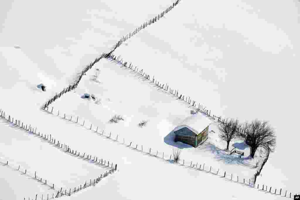 ផ្ទះ​ឈើ​មួយ​គ្រប​ដណ្តប់​ដោយ​ព្រិល​នៅ​តំបន់​ភ្នំ​ Talesh ជិត​សមុទ្រ Caspian Sea ចម្ងាយ​ប្រមាណ ២៦២ គីឡូម៉ែត្រ ភាគ​ឦសាន​ក្រុង​តេរ៉ង់ ប្រទេស​អ៊ីរ៉ង់។&nbsp;