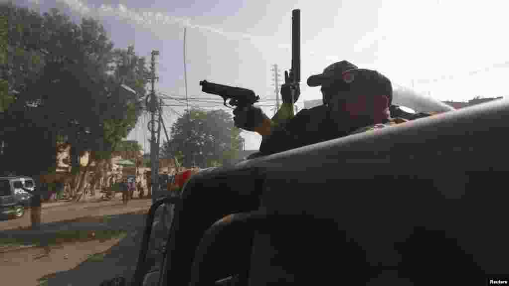 Un policier utilise son arme pour disperser des manifestants lors d&#39;une manifestation contre l&#39;hebdomadaire satirique français Charlie Hebdo, qui a publié une caricature du prophète Mahomet sur sa couverture&nbsp; après l&#39;attaque terroriste à Paris, Karachi, Pakistan, le 16 janvier 2015.
