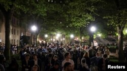 哥伦比亚大学亲巴勒斯坦示威2024年4月30日继续进行。此前，校方向学生们发出了停学处分的警告。（路透社）