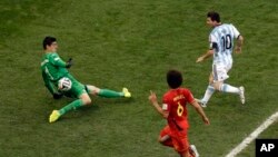 Penjaga gawang Belgia Thibaut Courtois menahan tendangan pemain Argentina Lionel Messi dalam pertandingan Piala Dunia di Brasilia, Brazil (5/7). (AP/Thanassis Stavrakis)