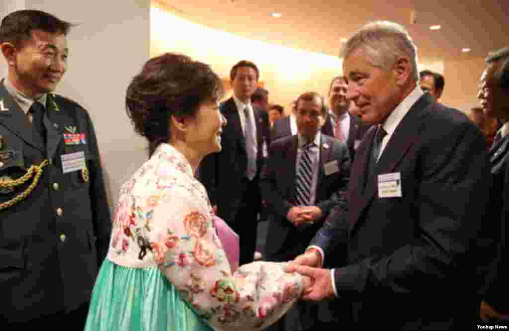 박근혜 한국 대통령이 7일 오후 워싱턴 스미스소니언 박물관에서 열린 한미동맹 60주년 기념 만찬에 앞서 척 헤이글 미국 국방장관과 악수하고 있다.
