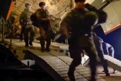 俄罗斯军人抵达哈萨克斯坦阿拉木图的一个机场。（2022年1月6日）