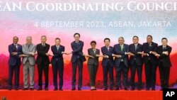 ບັນດາຜູ້ຕາງໜ້າຈັບມືກັນສຳລັບການຖ່າຍຮູບຮ່ວມເປັນກຸ່ມ ໃນລະຫວ່າງ ກອງປະຊຸມຄະນະປະສານງານຂອງສະມາຄົມບັນດາປະເທດເອເຊຍຕາເວັນອອກສຽງໃຕ້ ຄັ້ງທີ 34, ກ່ອນໜ້າກອງປະຊຸມສຸດຍອດຂອງອາຊຽນ, ຢູ່ສຳນັກງານເລຂາທິການຂອງອາຊຽນ ໃນນະຄອນຫຼວງຈາກາຕາ ຂອງອິນໂດເນເຊຍ, ວັນທີ 4 ກັນຍາ 2023.