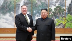 평양을방문한 마이크 폼페오 미국 국무장관이 김정은 북한 국무위원장과 악수하는 모습을 북한 관영 '조선중앙통신'이 공개했다.