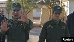 Des gendarmes algériens stationnés à Amenas, 19 janvier 2013.