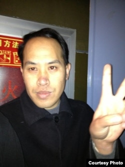 挥拳打李承鹏的山东律师尹国明(网友微博图片/五岳散人)