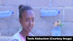 የትነበርሽ አያሌው 16 ዓመቷ ነው። እናቷም አባቷም ማየት የተሳናቸው ናቸው። ቤተክርስቲታ ደጅ ተቀምጠው እየለመኑ በሚያመጡት ምግብ ነው ያስተማሯት። ትምሕርት ቤት ከገባች ጀምሮ የ10ኛ ክፍል እስከደረሰች ድረስ የደረጃ ተማሪ ነች