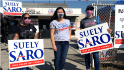 រូបឯកសារ៖ អ្នកស្រី​ ស៊ូលី សារ៉ូ (Suely Saro) ក្រុមប្រឹក្សា​ចៅសង្កាត់​លេខ៦ នៅពេលចូលរួមសកម្មភាពឃោសនារកសំឡេងឆ្នោតនៅ​ទីក្រុង​ឡុងប៊ិច​ រដ្ឋ​កាលីហ្វ័រញ៉ាដែលមានពលរដ្ឋខ្មែរអាមេរិកាំងរស់នៅច្រើនជាងគេបង្អស់នៅសហរដ្ឋអាមេរិក។ (រូបថតដោយ Suely Saro)