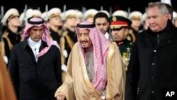 Mfalme Salman (C) na Naibu Waziri Mkuu wa Russia, Dmitry Rogozin. Oct. 4, 2017.