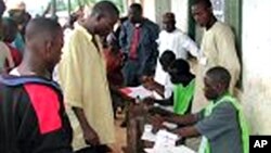 Masu kada kuri'a a Najeriya a rumfar zabe.