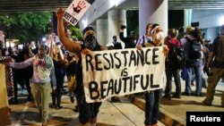 Las autoridades dijeron no tener planes de hacer cumplir el toque de queda mientras los manifestantes continuaran su protesta en paz.