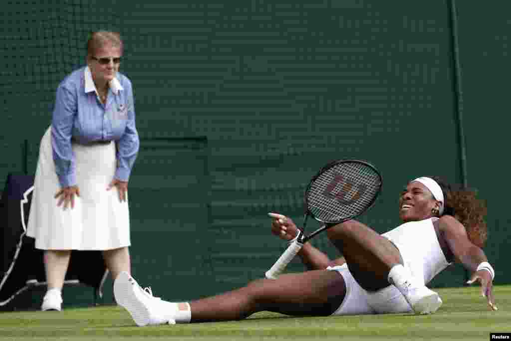 Petenis AS, Serena Williams terjatuh dalam pertandingan di Wimbledon, London.