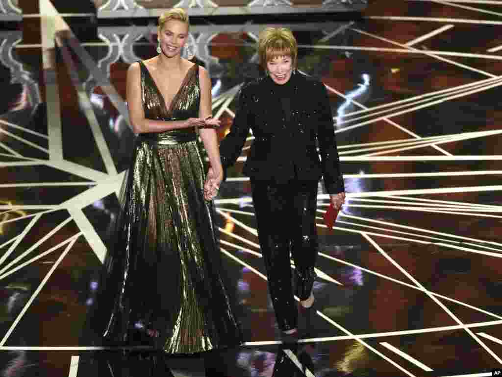 在洛杉矶杜比数字影院举行的2017年奥斯卡颁奖仪式上，查理兹&middot;塞隆和演员雪莉&middot;麦克莱恩（Shirley MacLaine）上台发奖（2017年2月26日）。