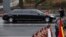 Chiếc limousine của lãnh tụ Triều Tiên Kim Jong Un đi vào lễ đặt vòng hoa tưởng niệm ở Vladivostok, Nga, hôm 26/4. Daimler nói họ không bán chiếc xe limo nào của hãng cho người đứng đầu Triều Tiên.