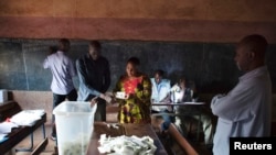 马里选举工作人员8月11日在巴马科点算选票。