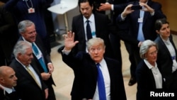 የዩናይትድ ስቴትስ ፕሬዚዳንት ዶናልድ ትረምፕ በስዊትዘርላንዷ መዝናኛ ከተማ ዳቮስ እየተካሄደ ባለው የዓለም ምጣኔ ኃብት መድረክ ላይ ለመሣተፍ እንደደረሱ። Davos, Switzerland January 25, 2018. 