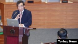 이낙연 한국 국무총리가 지난 12일 국회 본회의에서 열린 외교·통일·안보 분야 대정부질문에서 한반도 전술핵 배치 반대 입장에 대해 설명하고 있다.