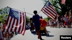 马萨诸塞州科德角巴恩斯特布尔举行7月4日独立日庆祝游行。(2024年7月4日)