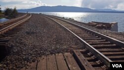 我从来没有见过铁路建在如此这般的风景之中，穿过贝林汉姆的铁路几乎一直贴着海岸线