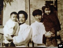 李普与夫人沈容及两个女儿