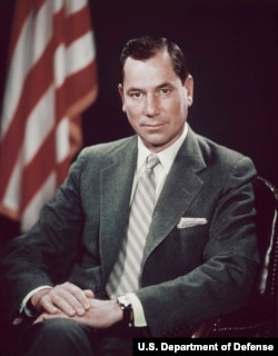 托马斯•盖茨在担任美国驻北京联络处主任之前当过国防部长